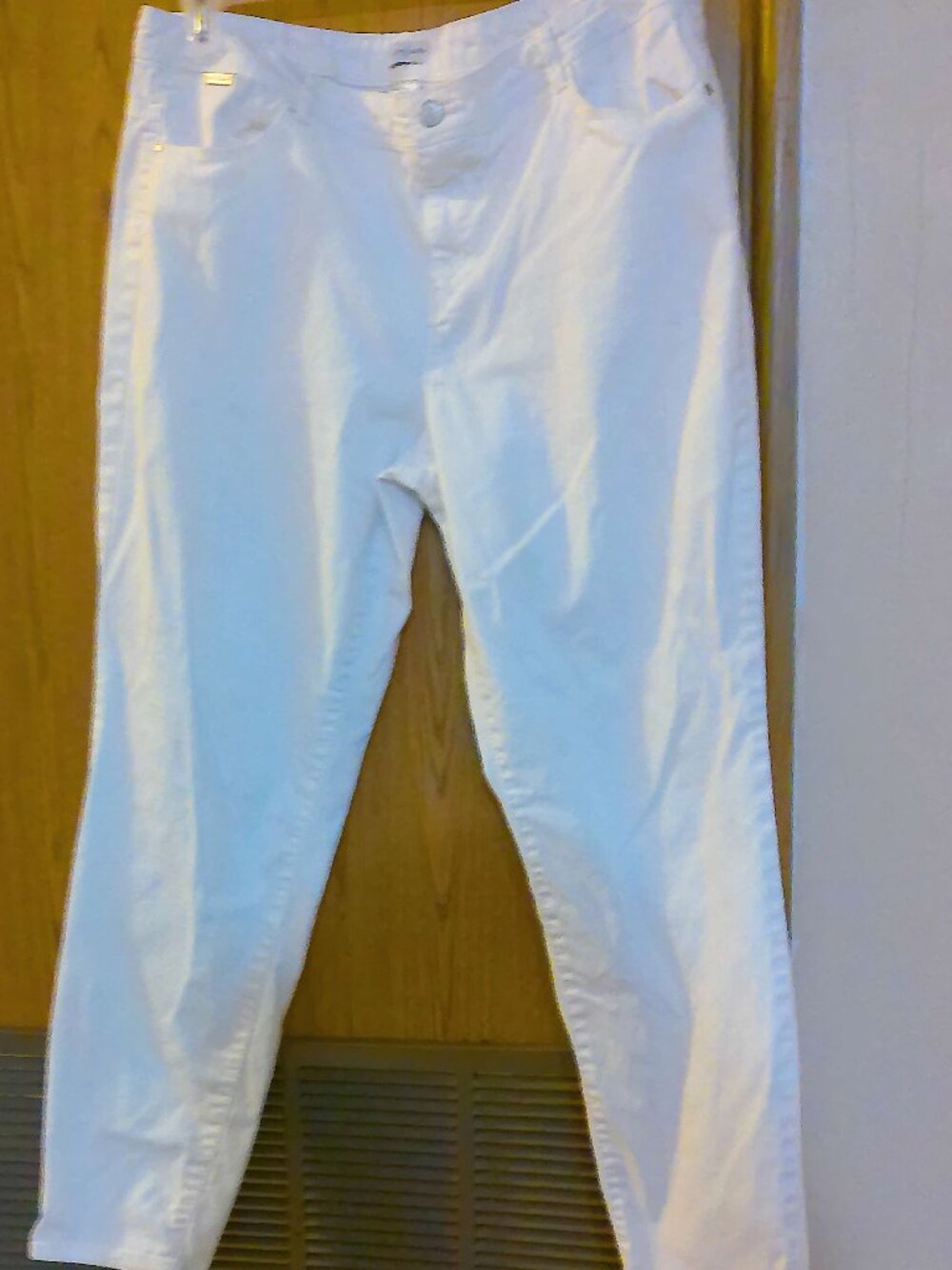 Jaclyn Smith Woman's‎ Straight White Jeans, Size 16